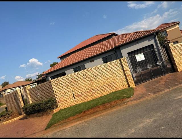 3 BEDROOM HOUSE FOR SALE IN COSMO CITY